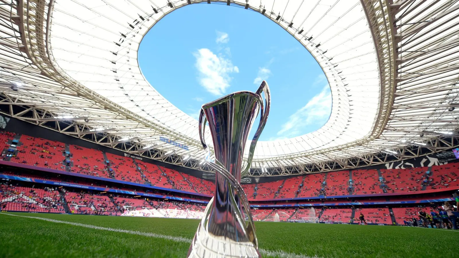 Das große Ziel für den FC Bayern und den VfL Wolfsburg: Der Champions-League-Pokal der Frauen. (Foto: Alvaro Barrientos/AP/dpa)