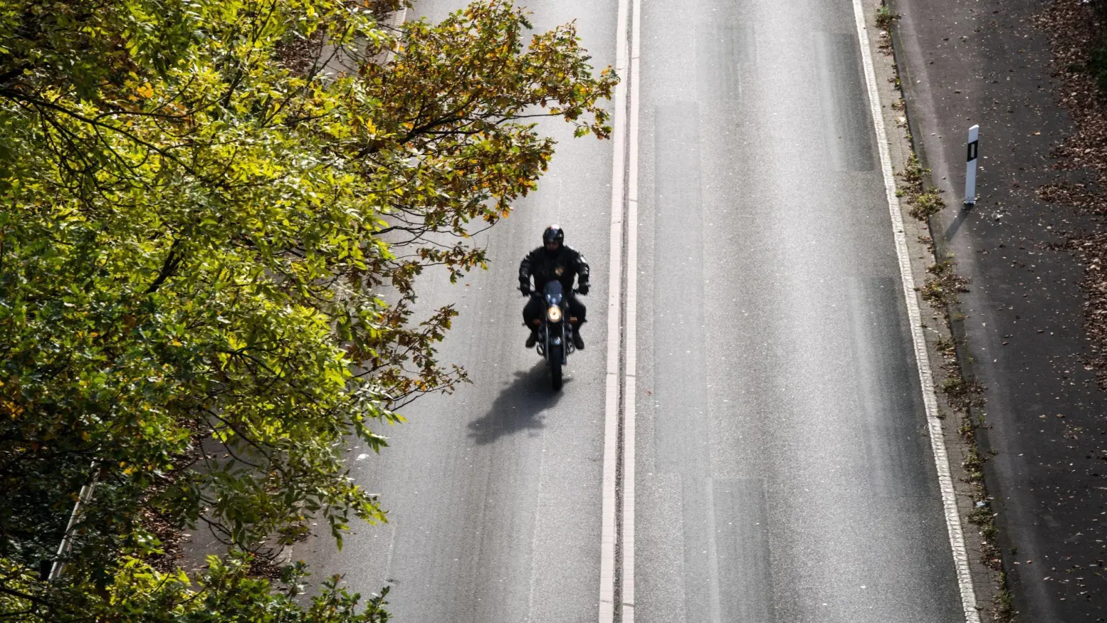 Zu einem Unfall mit einem 19-jährigen Motorradfahrer ist es am Mittwochabend bei Rothenburg gekommen. (Symbolbild: Bernd Thissen/dpa)