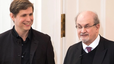 Daniel Kehlmann (l) und Salman Rushdie im Jahr 2017 in Berlin. (Foto: Bernd von Jutrczenka/dpa)