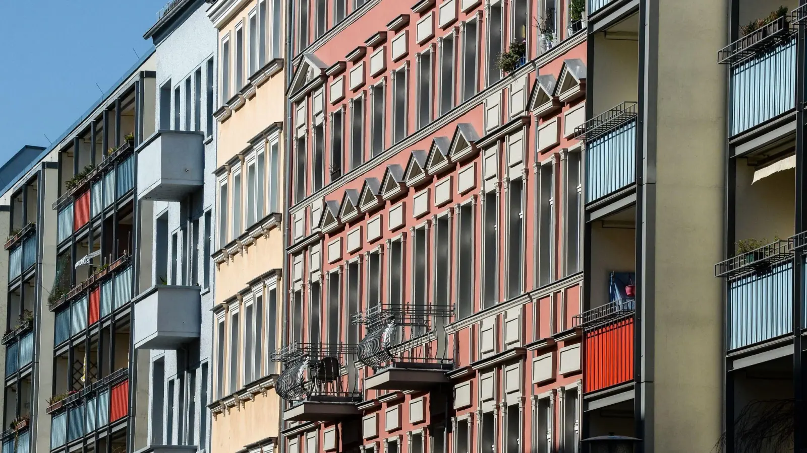 Alt- und Neubauten im Berliner Bezirk Friedrichshain. (Foto: Jens Kalaene/dpa)