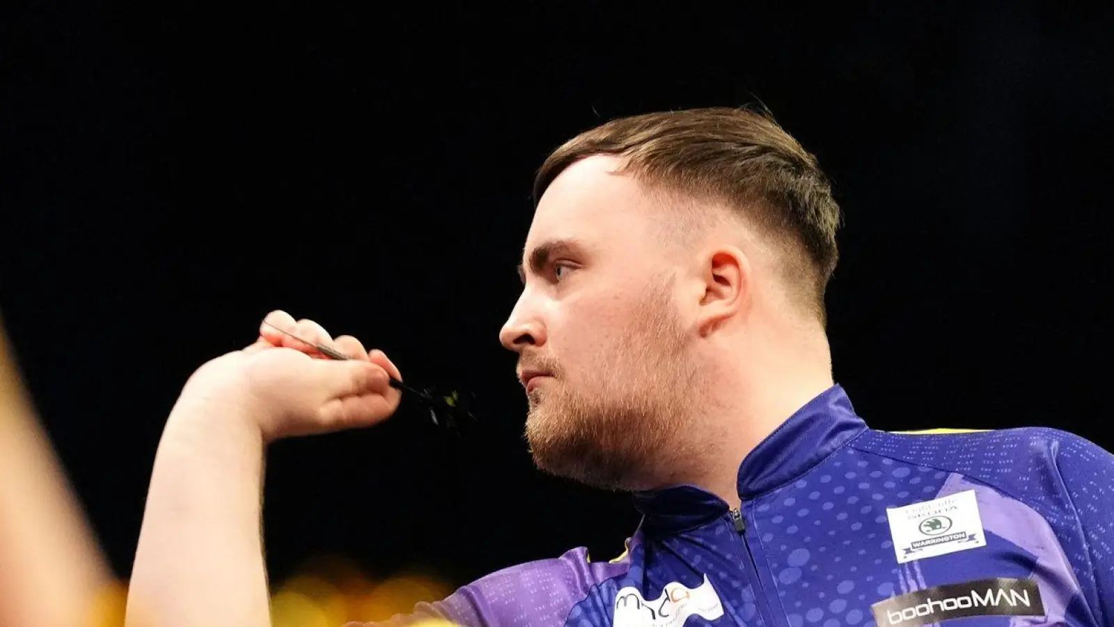 Darts-Profi Luke Littler setzte sich gegen Luke Humphries durch. (Foto: Zac Goodwin/PA Wire/dpa)