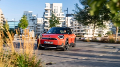 Elektrisch ums Eck: Den Aceman bietet Mini nur als E-Auto an. (Foto: Bernhard Filser/BMW Group/dpa-tmn)