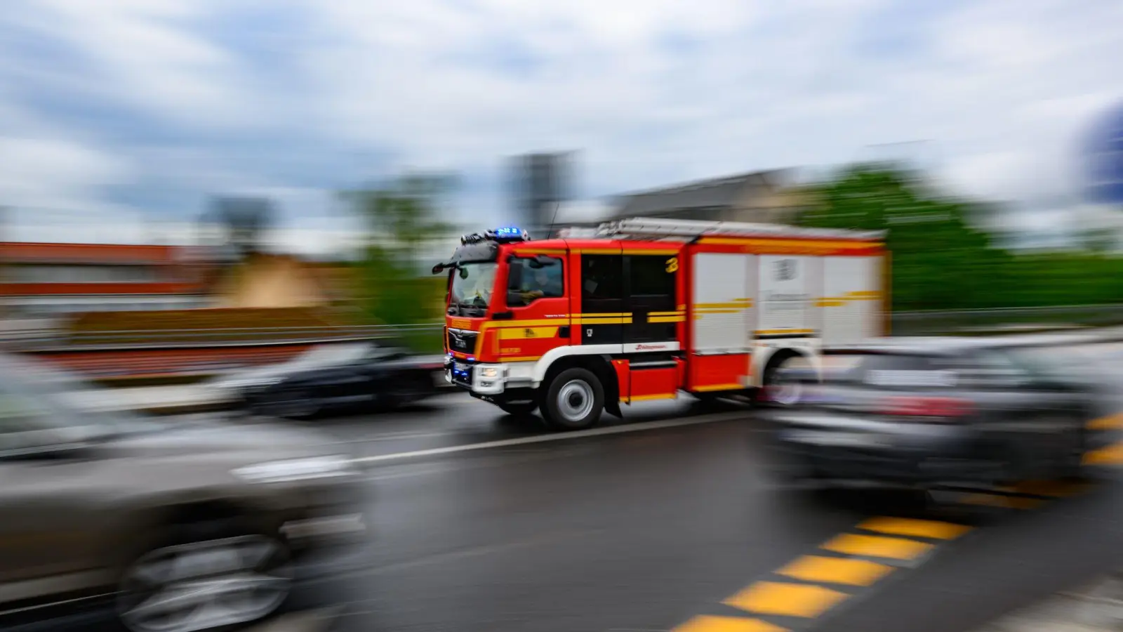 Ein zweijähriger Junge ist in Pirna in einen Schacht gefallen und musste befreit werden. (Symbolbild) (Foto: Robert Michael/dpa)