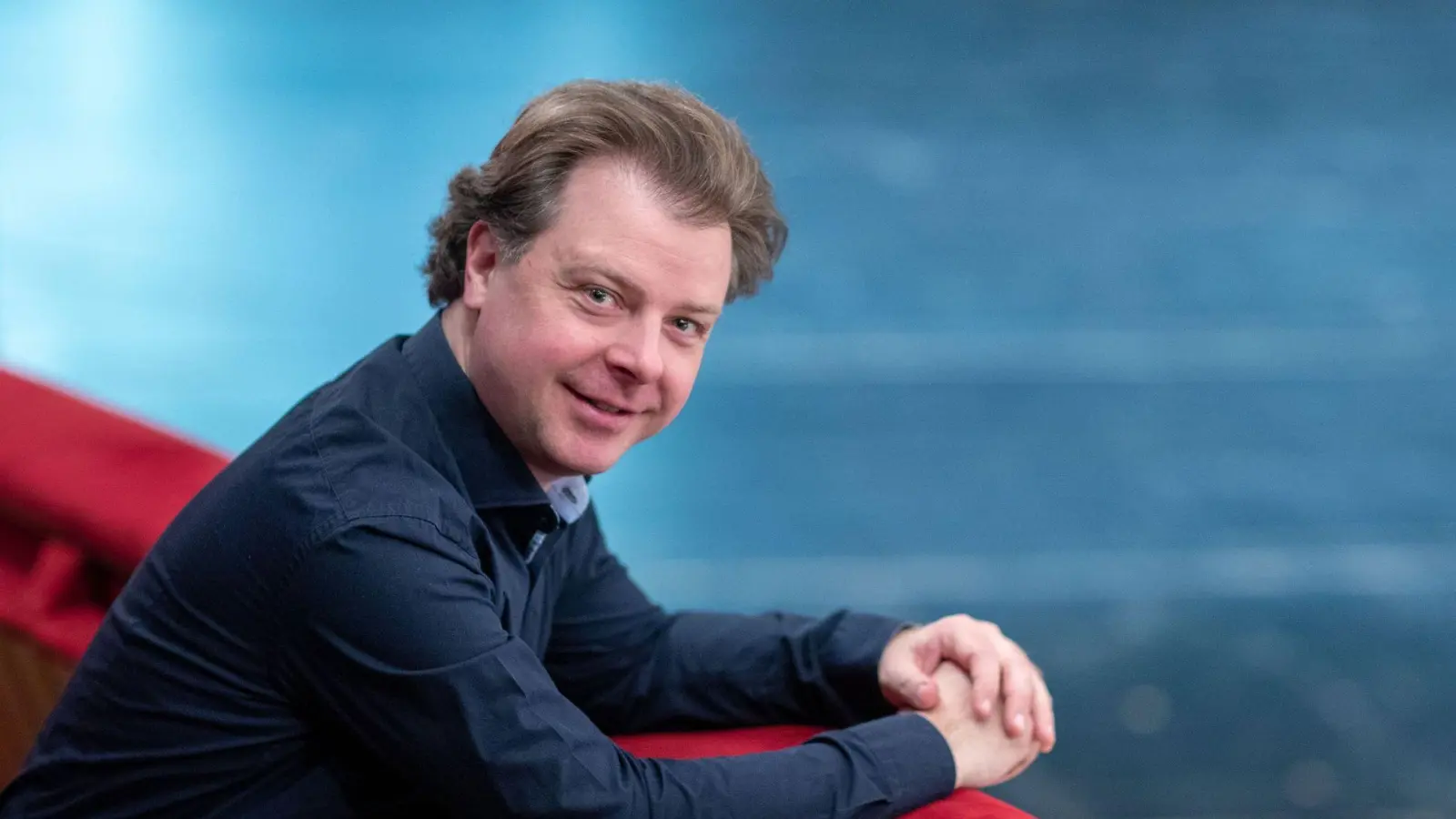 Mark Rohde, derzeit Generalmusikdirektor des Mecklenburgischen Staatstheaters, wechselt in gleicher Funktion an das Mainfranken-Theater in Würzburg. (Archivbild) (Foto: Jens Büttner/dpa-Zentralbild/dpa)