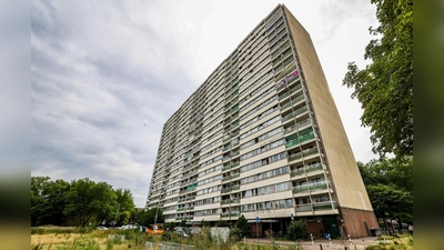 An diesem Hochhaus hat der Dienstleister DHL monatelang keine Pakete zugestellt. (Archivbild) (Foto: Christoph Reichwein/dpa)