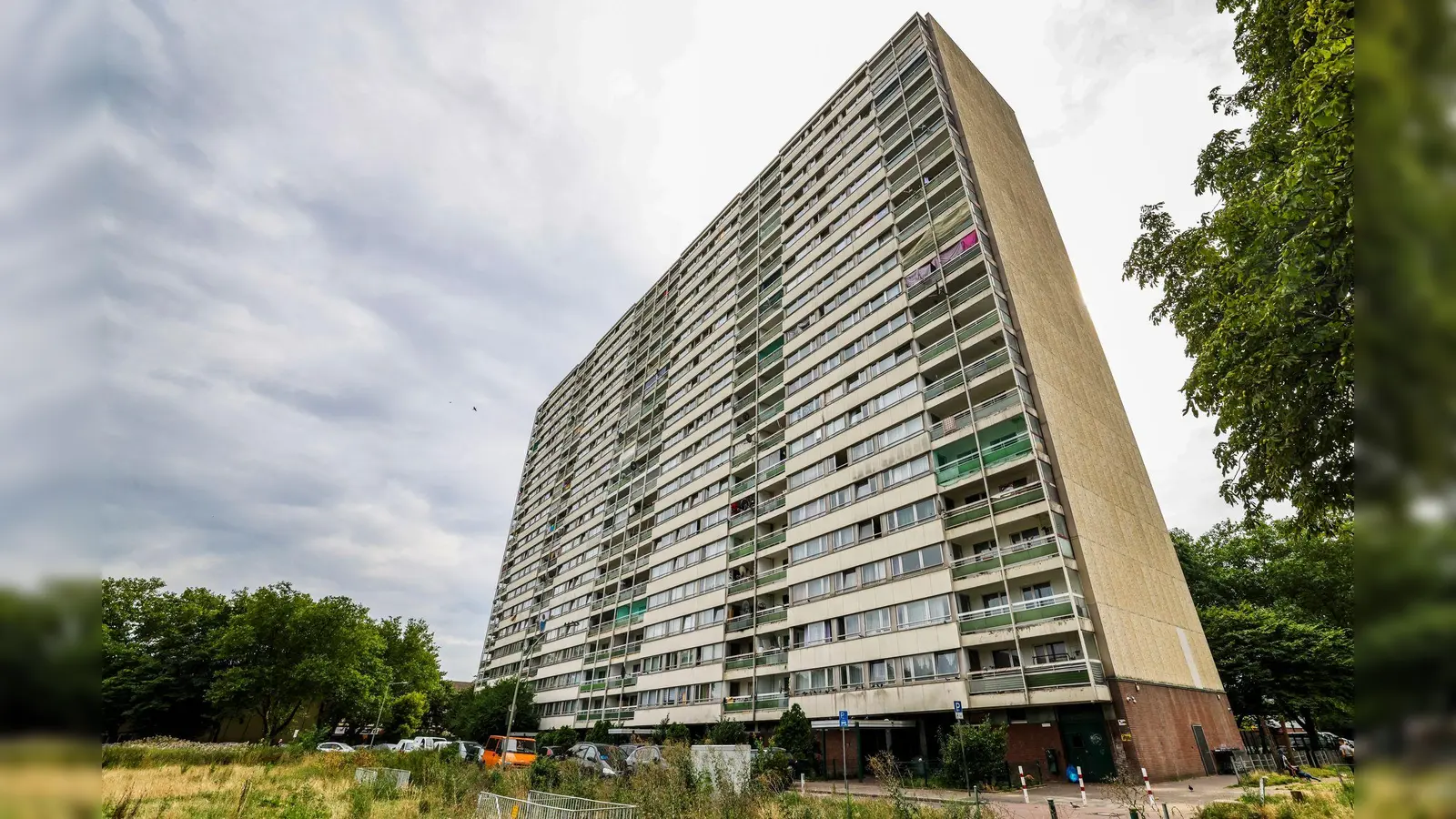 An diesem Hochhaus hat der Dienstleister DHL monatelang keine Pakete zugestellt. (Archivbild) (Foto: Christoph Reichwein/dpa)