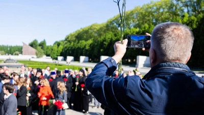 Zahlreiche Menschen besuchten das Sowjetische Ehrenmal im Treptower Park in Berlin. (Foto: Christoph Soeder/dpa)