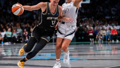 Leonie Fiebich (l) muss in den WNBA-Playoffs mit den New York Liberty in ein viertes Halbfinale gegen Las Vegas. (Foto: Corey Sipkin/AP/dpa)