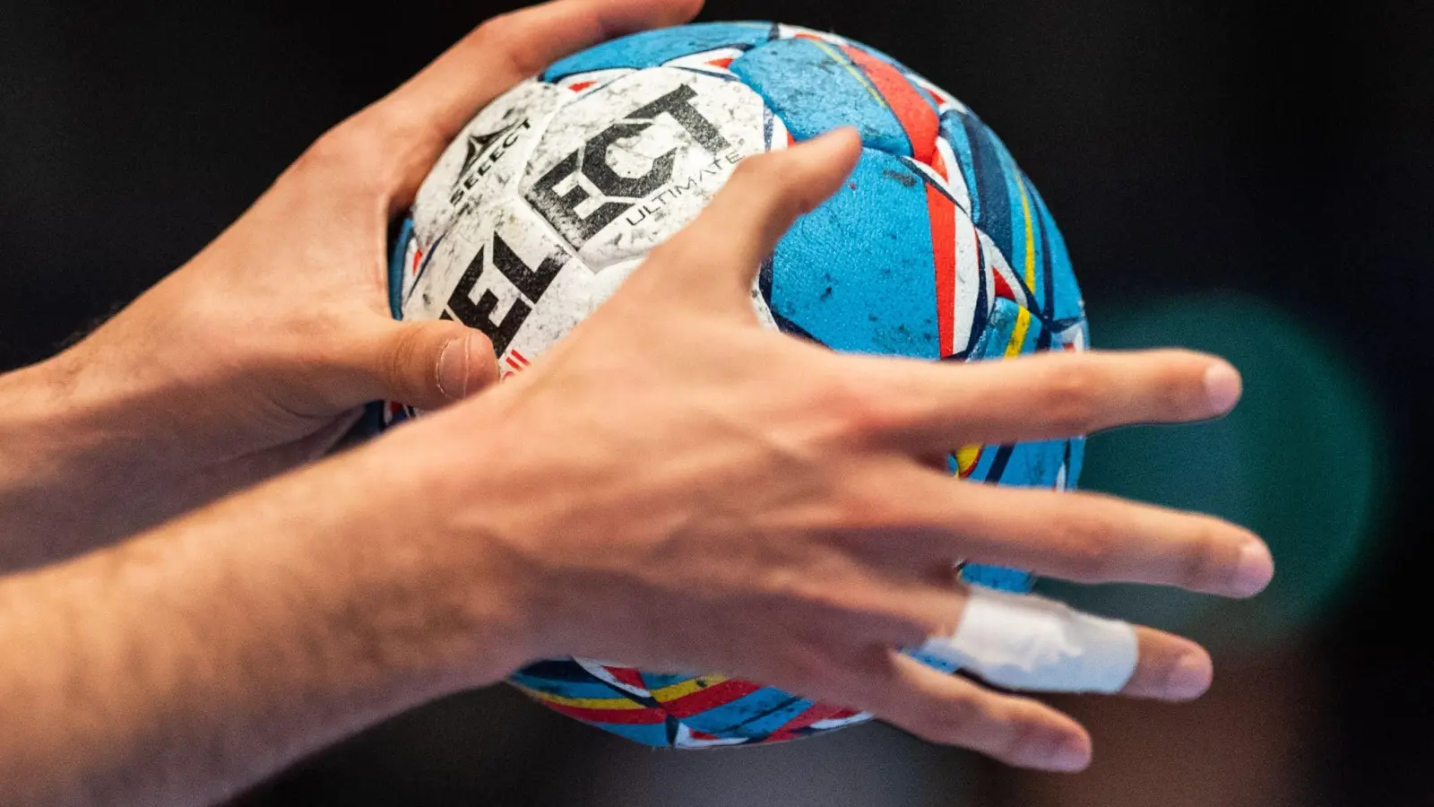 Die Viertelfinal-Partien des deutschen Handball-Pokals sind von der Boxerin Nadine Apetz gezogen worden. (Foto: Robert Michael/dpa)