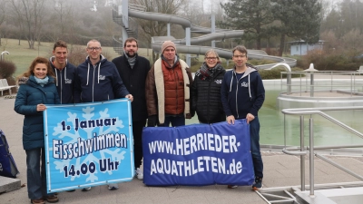 Sie fiebern dem Eisschwimmen im Parkbad entgegen (von links): Bürgermeisterin Dorina Jechnerer, Tobias Keilwerth, Patric Loscher, Konstantin Uhl, Helmut und Frieda Schuster sowie Armin Jechnerer. (Foto: Oliver Herbst)