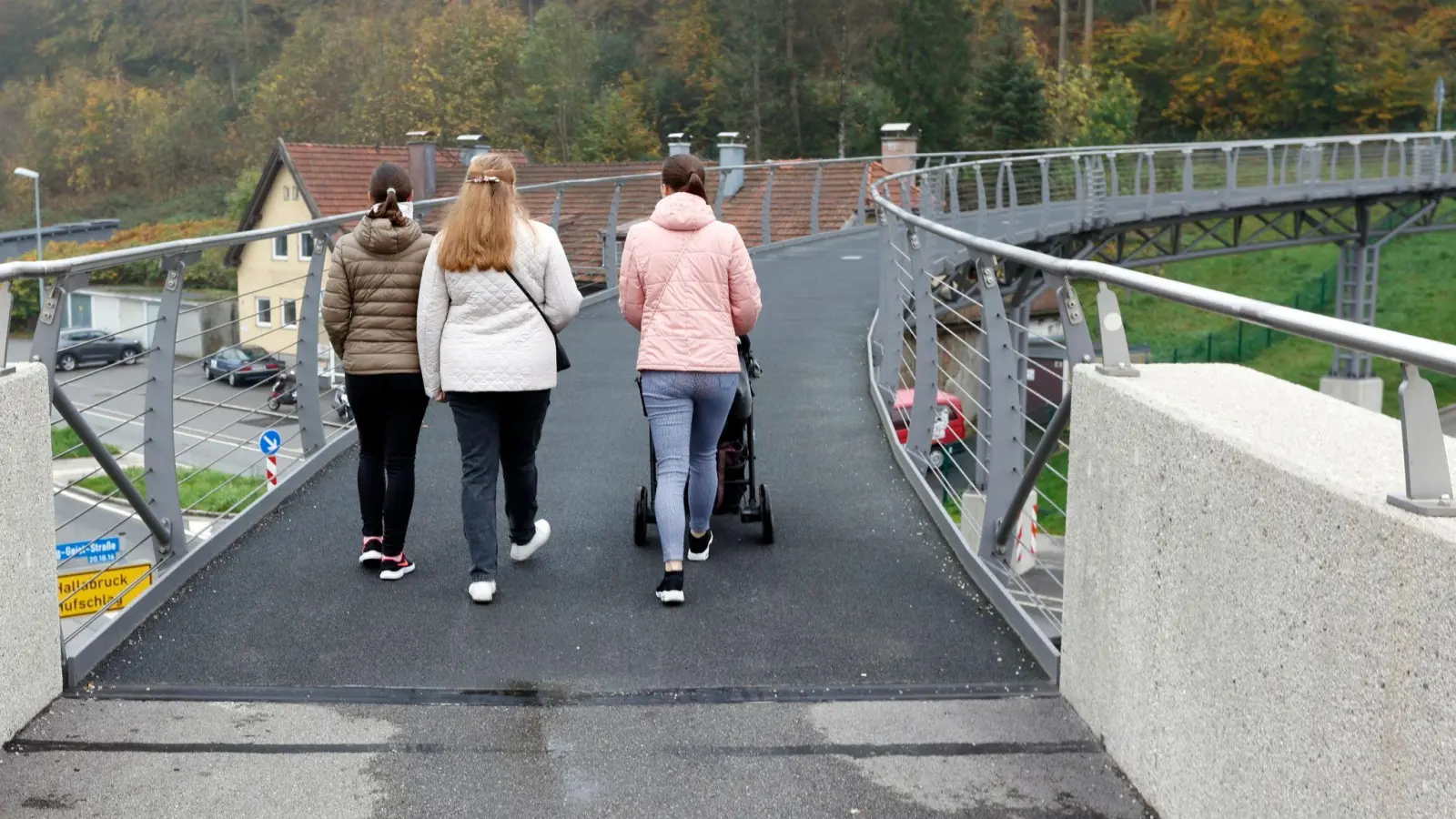 Drei Frauen gehen über die Heilig-Geist-Fußgängerbrücke über die B304 östlich von Traunstein. (Foto: Uwe Lein/dpa)