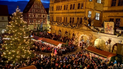 Durch eine große Menschenmenge und am kurz zuvor erstmals angeschalteten Christbaum vorbei bewegte sich Pferd Da Vinci mit Timo Herrscher im Sattel gestern Abend sicheren Schrittes auf das Rathausportal zu. Das neue Reiterle legte eine souveräne Premiere hin. (Foto: Jürgen Binder)