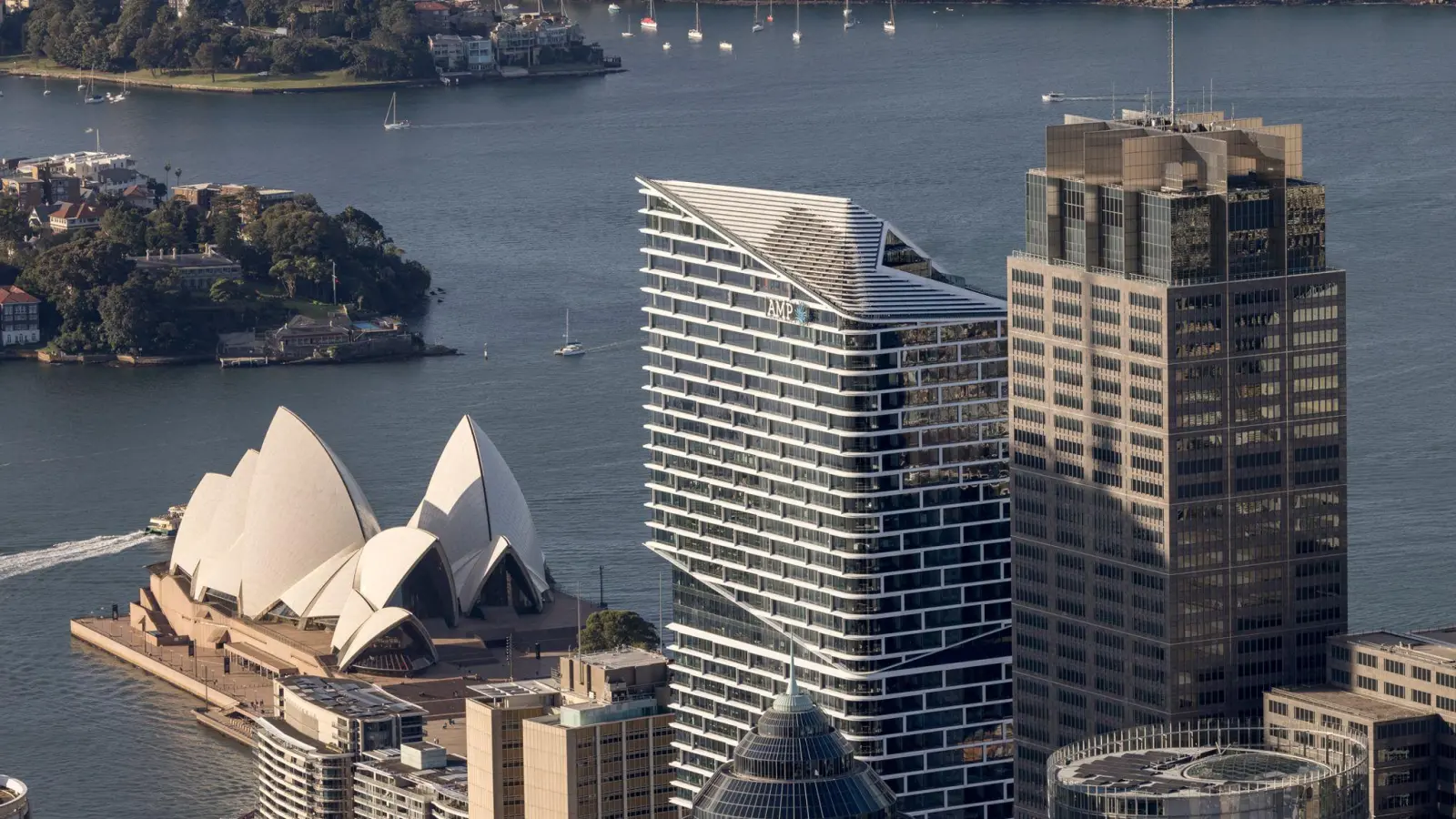 Das Hochhaus „Quay Quarter Tower“ (M) unweit des Opernhauses. (Foto: Adam Mørk/DeKaBank/dpa)