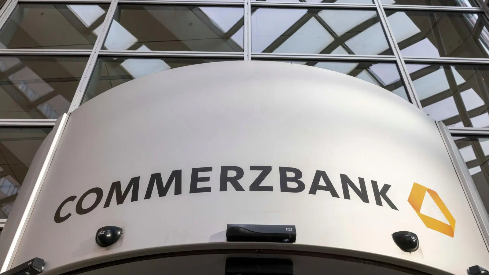 Die Commerzbank sträubt sich weiter gegen eine Übernahme. Doch Kontakt zur italienischen Unicredit gibt es. (Foto: Helmut Fricke/dpa)