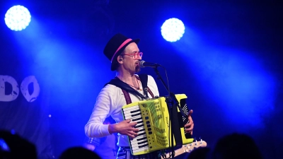 Rote Brille, gelbes Akkordeon: David Saam. Mit seiner Band Kellerkommando wurde es gleich zum Auftakt bunt und laut im Festzelt . Am Sonntag brachte er fränkische Mundart den Kindern nah. (Foto: Manfred Blendinger)