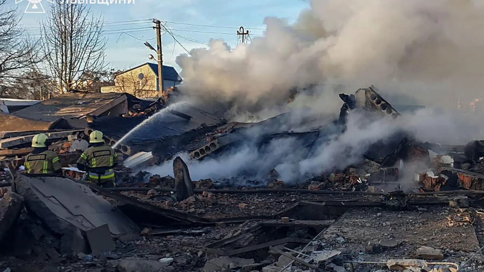 Feuerwehrleute löschen einen Brand in Lwiw nach einem russischen Raketenangriff. (Foto: Uncredited/Ukrainian Emergency Service via AP/dpa)