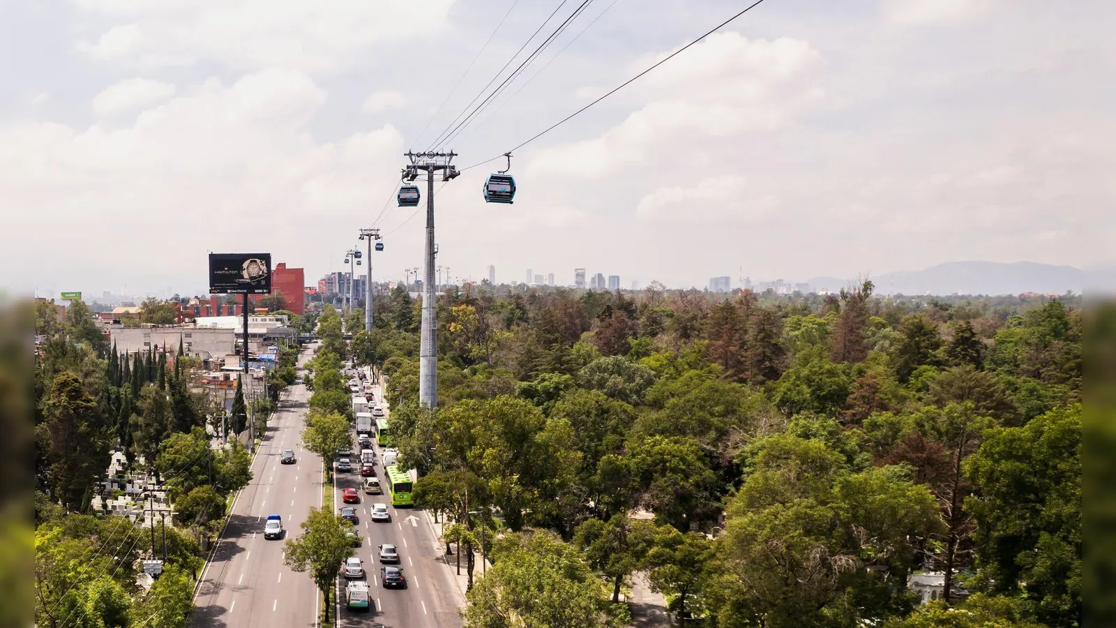 Schneller und höher unterwegs: Die neue Seilbahn Cablebús Línea 3 in Mexiko-Stadt bietet beeindruckende Ausblicke und soll jährlich 12 Millionen Passagiere transportieren. (Foto: Doppelmayr Group/dpa-tmn)