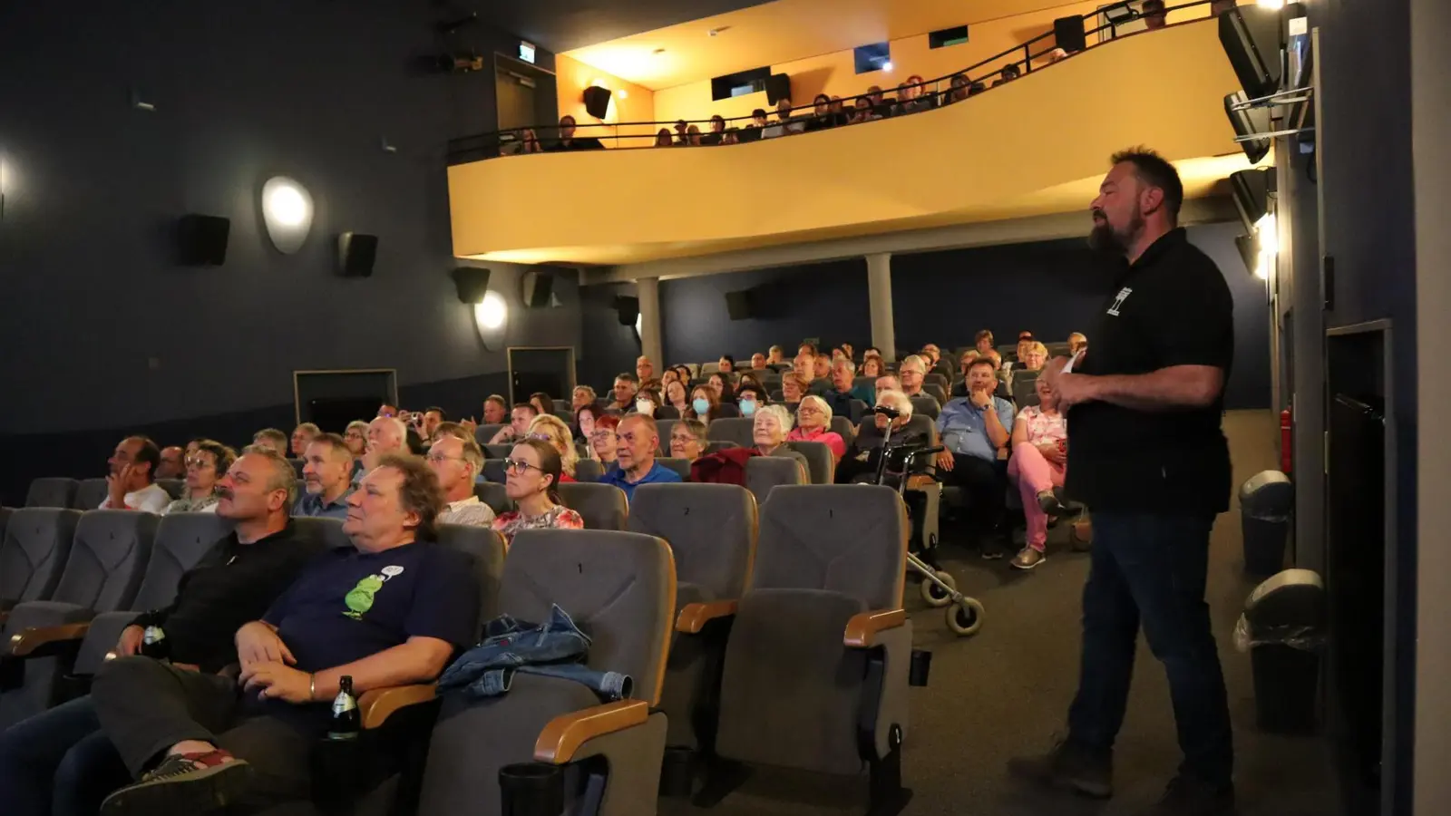 Der KulturKino-Verein in Feuchtwangen freut sich über das Interesse an seinen Veranstaltungen: Seit der Eröffnung im März 2022 sind mehr als 7500 Besucher gekommen. Unser Bild ist beim Tatort-Public-Viewing Anfang Juni 2023 entstanden. (Foto: Gudrun Bayer)