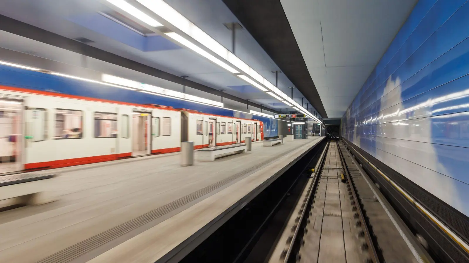 Innenminister Joachim Herrmann (CSU) will Gesichtserkennung durch KI auf öffentlichen Plätzen wie Bahnhöfen stärker zur Fahndung nutzen. (Symbolbild) (Foto: Daniel Karmann/dpa)