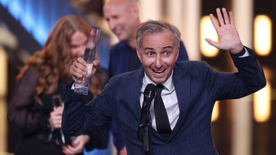 Jan Böhmermann freut sich über den Deutschen Fernsehpreis für die beste Unterhaltungs-Show. (Foto: Rolf Vennenbernd/dpa)