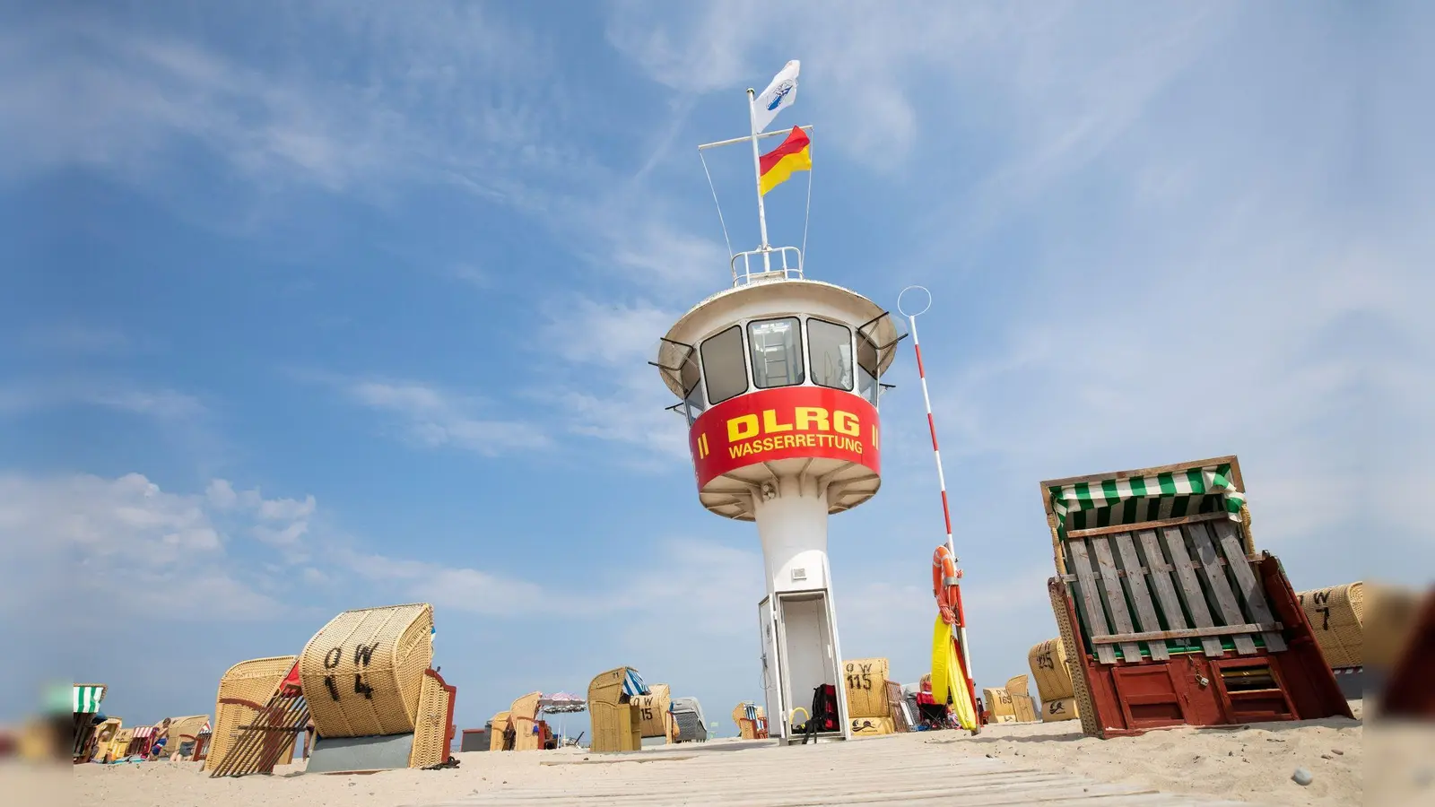 Ein Wachturm der DLRG-Wasserrettung an der Ostsee: Weht wie hier nur die gelb-rote Flagge, ist das Baden gefahrlos möglich. (Foto: Christian Charisius/dpa/dpa-tmn)