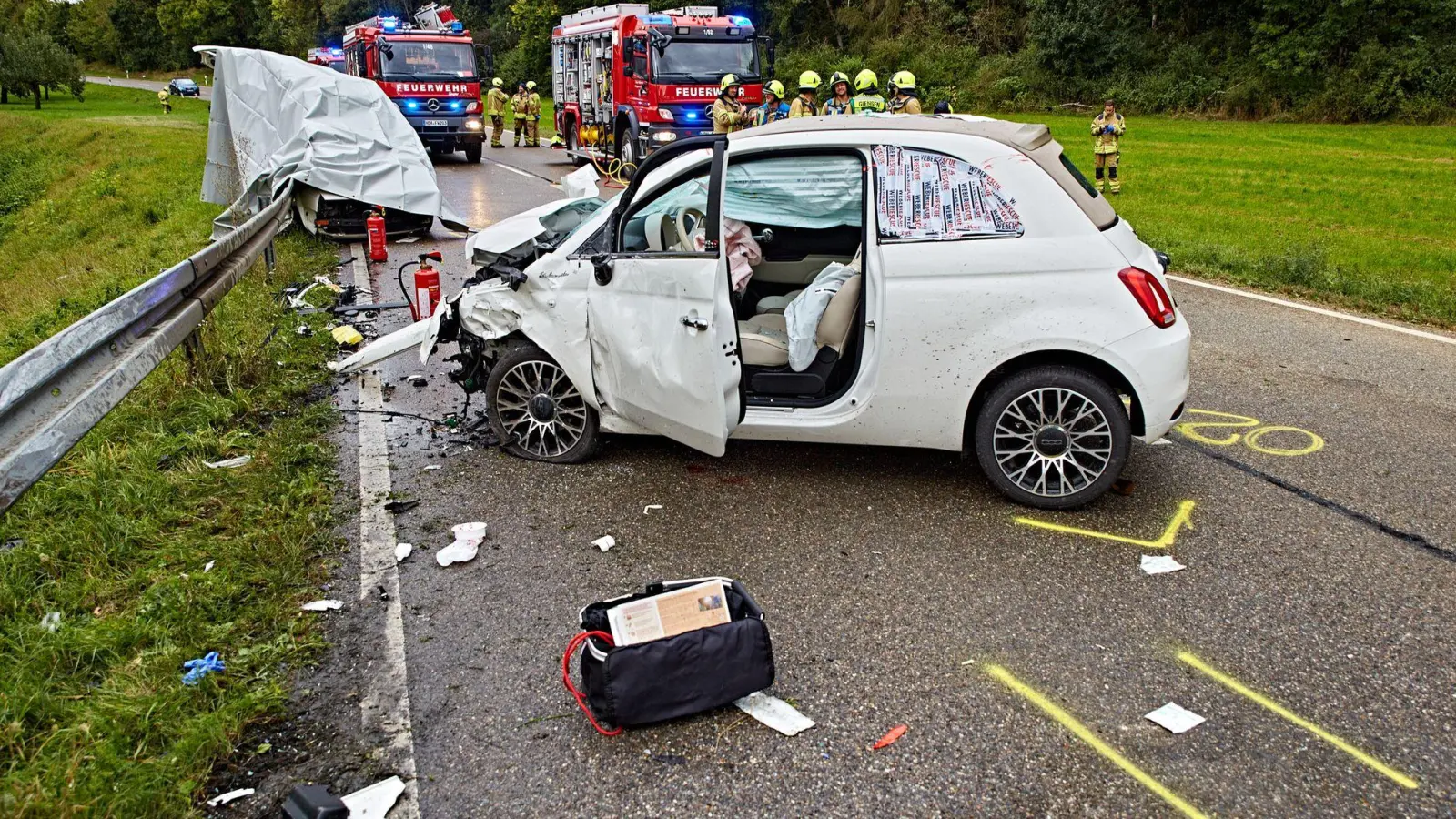 Unfall bei Giengen an der Brenz: Zwei Jugendliche sind tot, eine junge Frau schwer verletzt.  (Foto: Markus Brandhuber/onw-images/dpa)