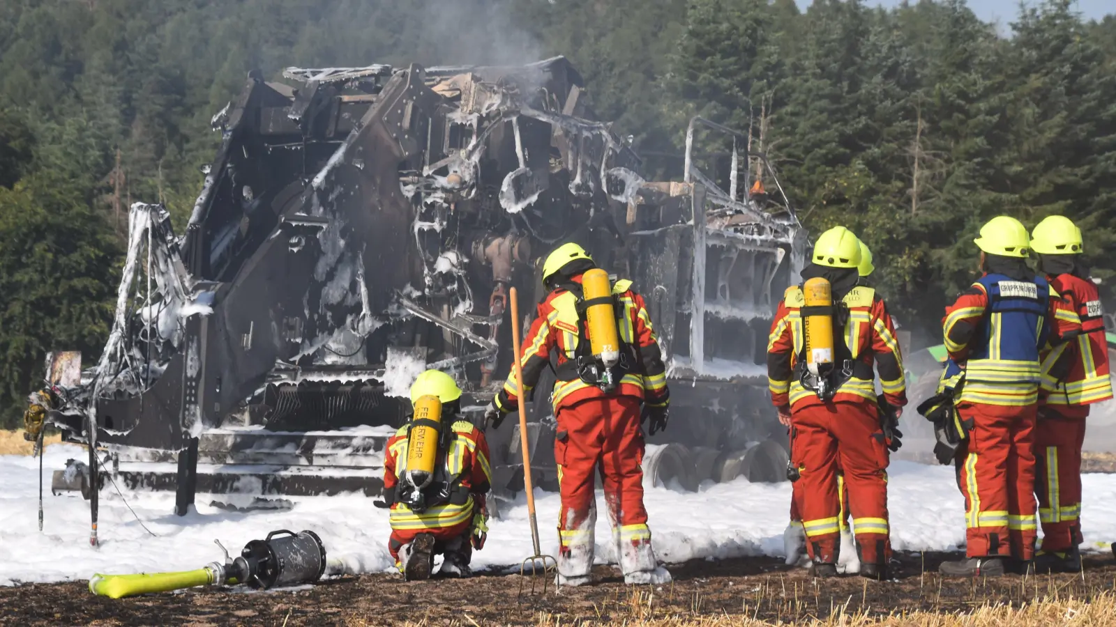 Auf einem Feld beim Oberscheinfelder Ortsteil Prühl ist eine Ballenpresse ausgebrannt. (Foto: Andreas Reum)