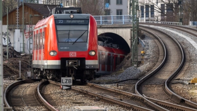 Aus Richtung Osten kommend ist für S-Bahn-Fahrgäste am Ostbahnhof Schluss - zumindest was die Route durch die Innenstadt angeht. (Archivbild) (Foto: Peter Kneffel/dpa)