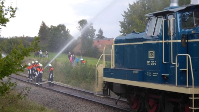 Die Gleise gehörten dieses Mal den Feuerwehrleuten. Diese probten, was zu tun ist, wenn ein bremsender Zug durch Funkenflug einen Böschungsbrand auslöst. (Foto: Walter Oberhäußer)