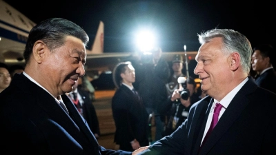 Der ungarische Ministerpräsident Viktor Orban (r) begrüßt den chinesischen Präsidenten Xi Jinping auf dem Flughafen Budapest Liszt Ferenc. (Foto: Vivien Cher Benko/Hungarian Prime Minister's Office/AP/dpa)