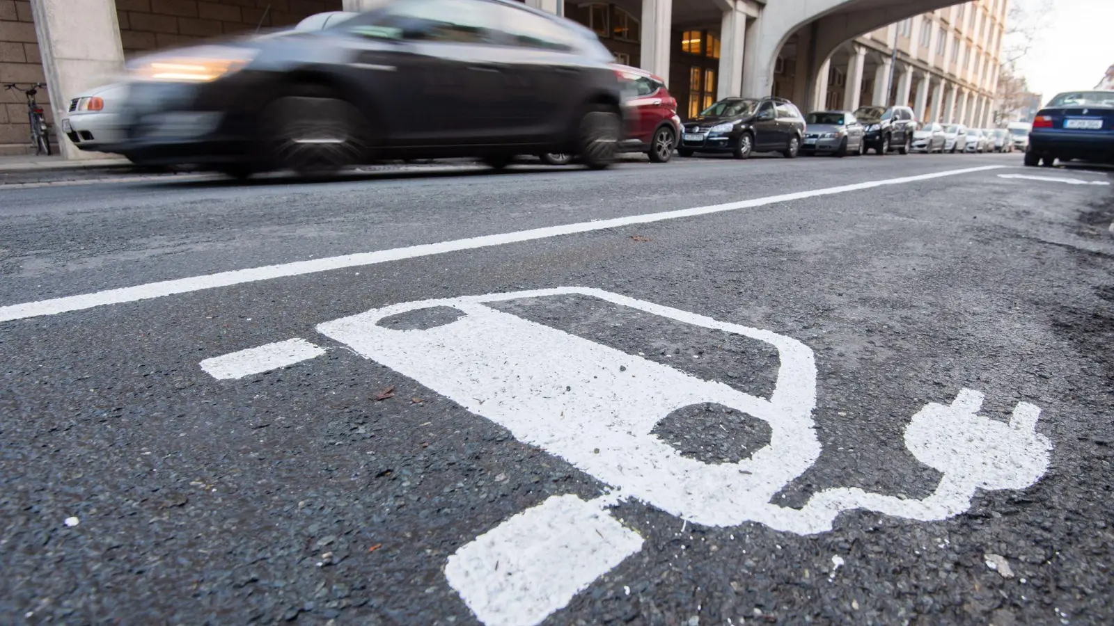 Einige E-Autobauer haben deutlich Marktanteile verloren. (Foto: Julian Stratenschulte/dpa)