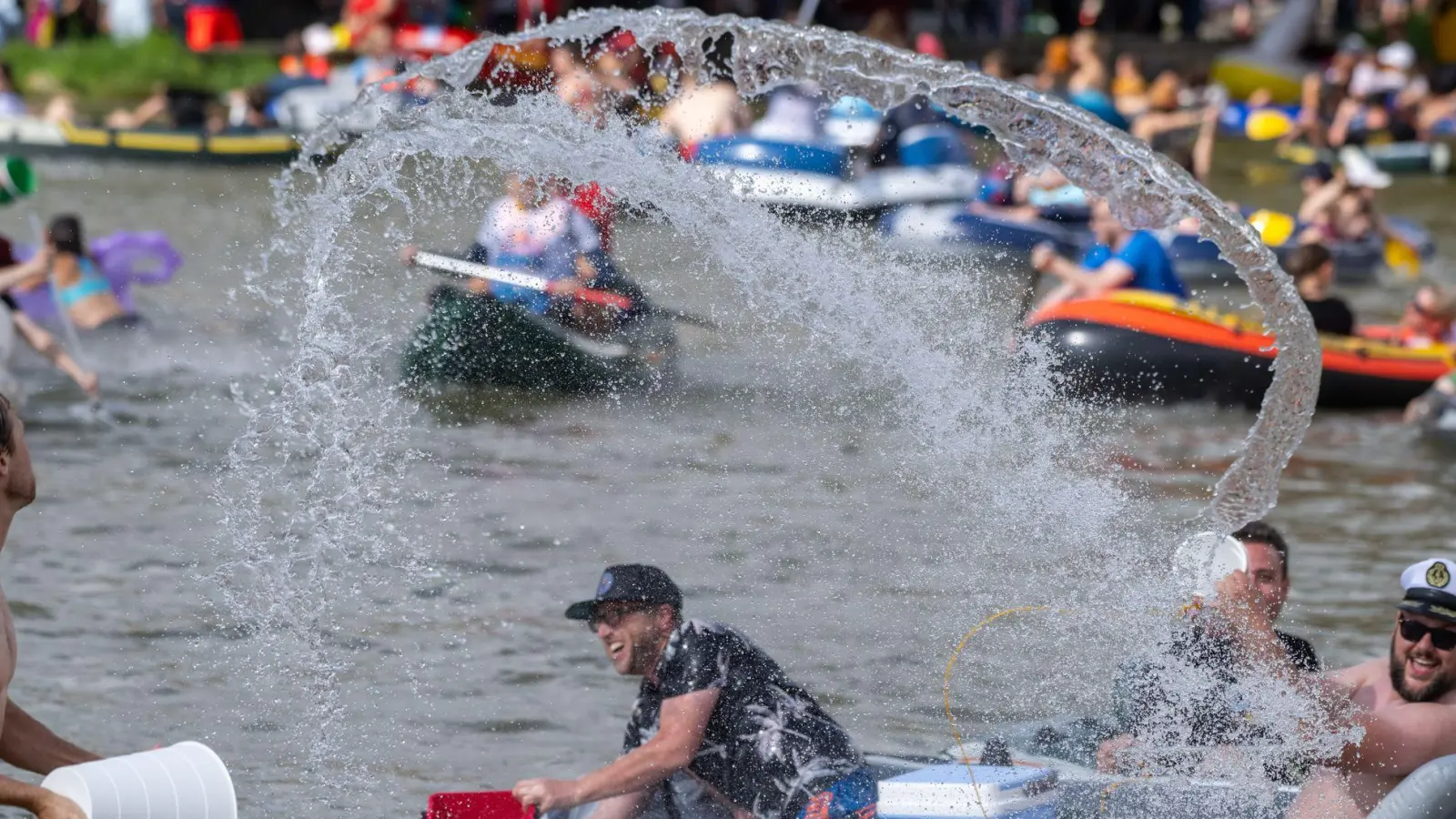 Splish Splash - Spritziges Vergnügen bei der Wasserschlacht des Wasserfestumzugs Nabada am Ulmer Stadtfeiertag Schwörmontag. (Foto: Stefan Puchner/dpa)