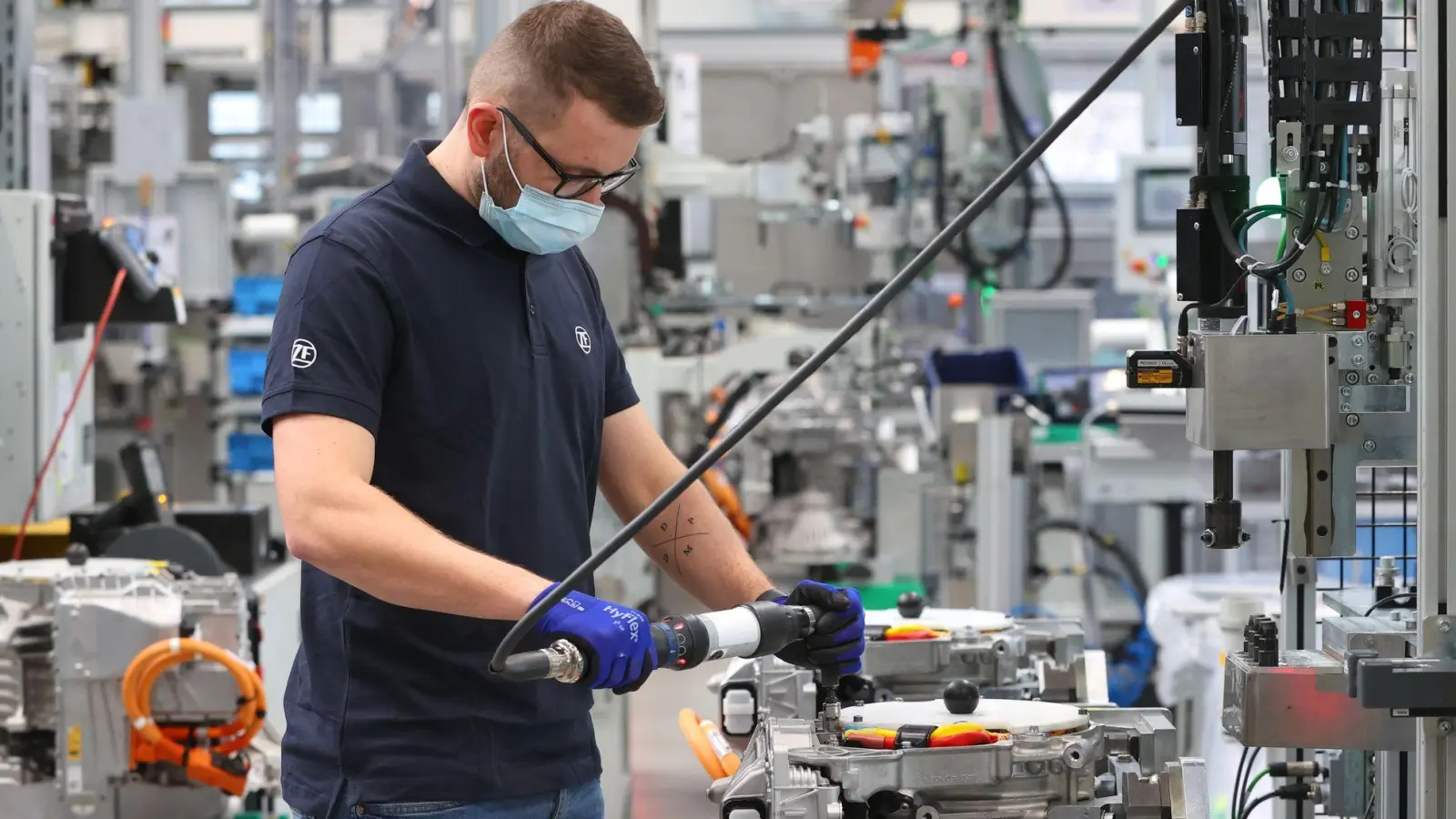 Der Autozulieferer ZF will seine Belegschaft in Schweinfurt weniger Stunden arbeiten lassen, um Stellenstreichungen zu vermeiden. (Archivbild) (Foto: Karl-Josef Hildenbrand/dpa)