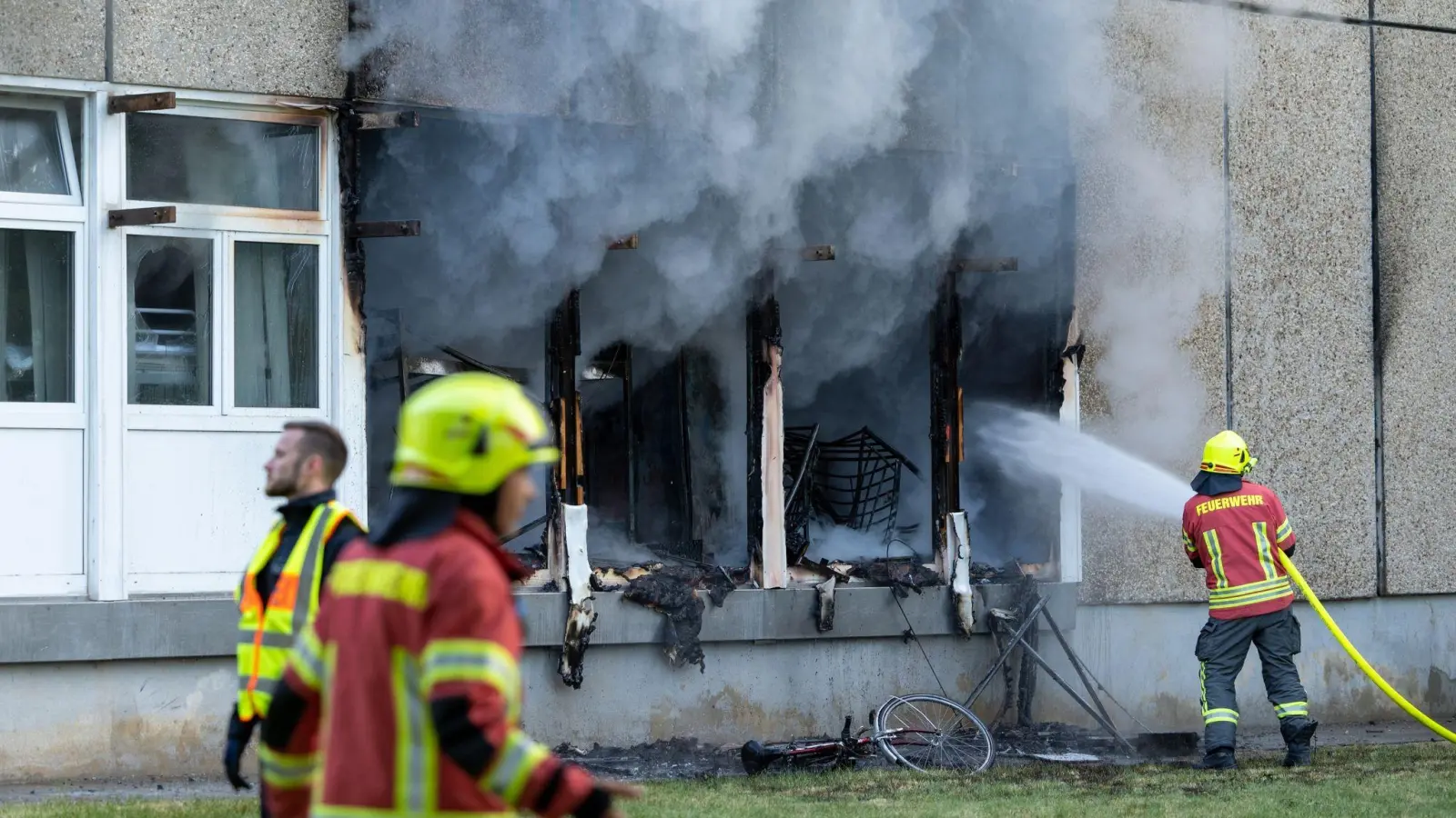 Die Feuerwehr beim Einsatz gegen die Flammen in der Flüchtlingsunterkunft in Apolda. (Foto: Johannes Krey/Jkfotografie&tv/dpa-Zentralbild/dpa)