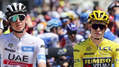 Tadej Pogacar (l) ist der große Favorit für die Tour de France. Ob Titelverteidiger Jonas Vingegaard (r) bei der Frankreich-Rundfahrt am Start ist, steht noch nicht fest. (Foto: David Pintens/Belga/dpa)