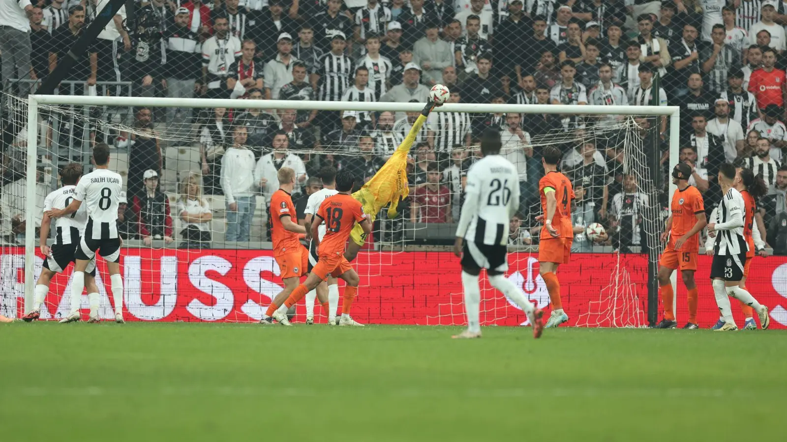 Torwart Kaua Santos war der überragende Mann beim 3:1-Sieg von Eintracht Frankfurt gegen Besiktas Istanbul. (Foto: Str/dpa)