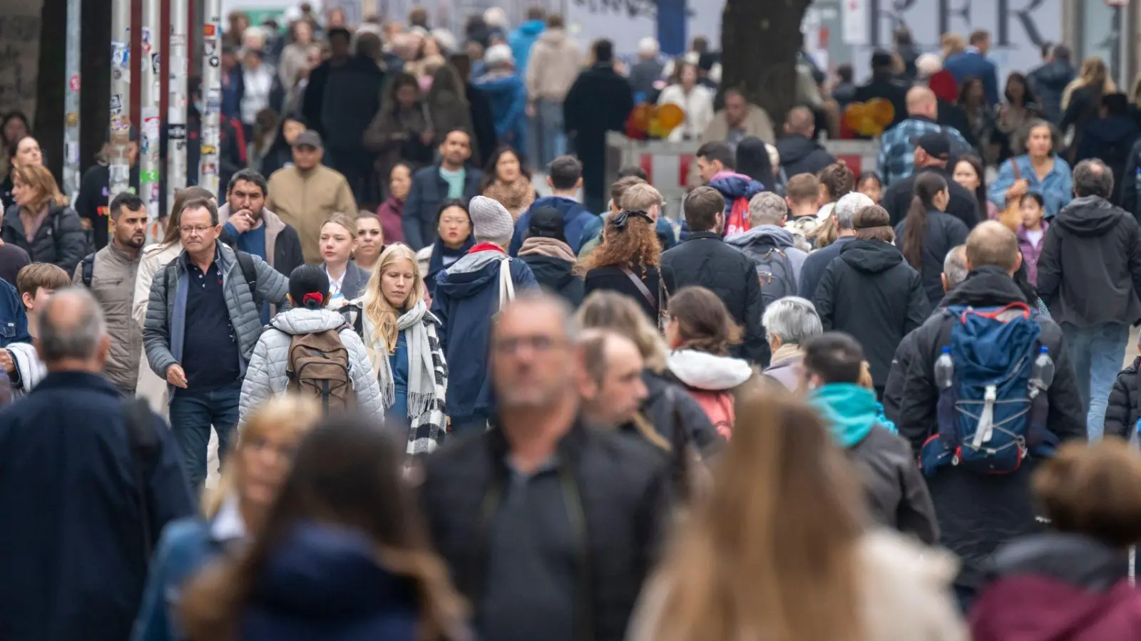 Stark angefangen, stark nachgelassen - so lautet die Zwischenbilanz des Weihnachtsgeschäfts im bayerischen Einzelhandel. (Symbolbild) (Foto: Peter Kneffel/dpa)