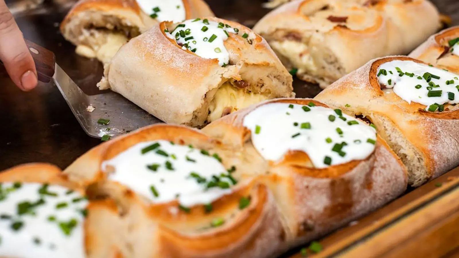 Krönendes Topping auf einem deftigen Handbrot ist eine Mischung aus Quark oder Schmand mit Schnittlauchröllchen. (Foto: Handbrotzeit/dpa-tmn)