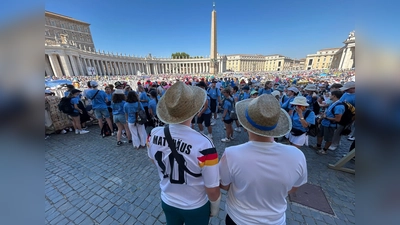 Warten auf Papst Franziskus auf dem Petersplatz (Foto: Christoph Sator/dpa)