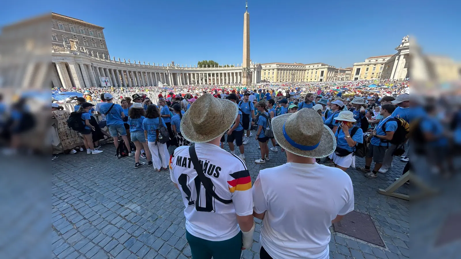 Warten auf Papst Franziskus auf dem Petersplatz (Foto: Christoph Sator/dpa)