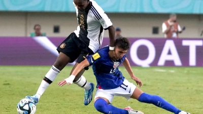 Charles Herrmann (l) brachte Deutschlands U17 gegen die USA in Führung. (Foto: Septianjar Muharam/XinHua/dpa)