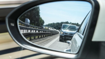 Ein überbeladener Kleintransporter fiel der Verkehrspolizei Ansbach in der Nähe von Schnelldorf auf der A6 auf. (Symbolbild: Patrick Pleul/dpa-Zentralbild/dpa)