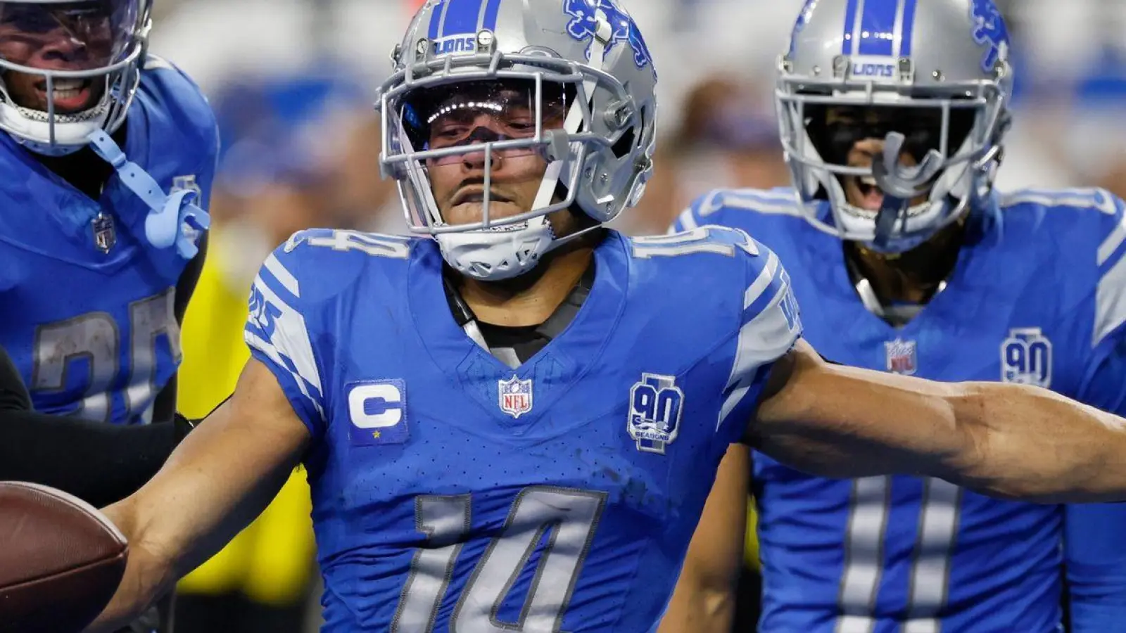 Detroit Lions Wide Receiver Amon-Ra St. Brown (14) kickt den Ball nach seinem Touchdown auf die Tribüne. (Foto: Duane Burleson/AP/dpa)