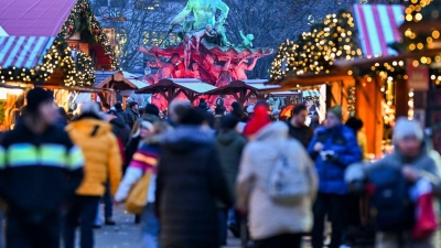 Taschendiebe nutzen den Trubel auf Weihnachtsmärkten gerne aus, um an Bargeld und Zahlungskarten zu kommen. (Foto: Jens Kalaene/dpa/dpa-tmn)