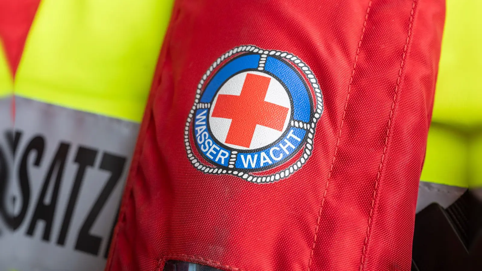 Wasserwacht, Feuerwehr und Polizei waren schon am Freitagabend mit einem Großaufgebot im Einsatz. (Symbolbild) (Foto: Peter Kneffel/dpa)