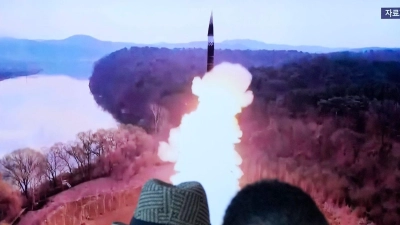 Starts und selbst Tests ballistischer Raketen sind Nordkorea durch UN-Beschlüsse verboten. Die Führung in Pjöngjang setzt sich aber immer wieder über diese Verbote hinweg. (Foto: Ahn Young-joon/AP)