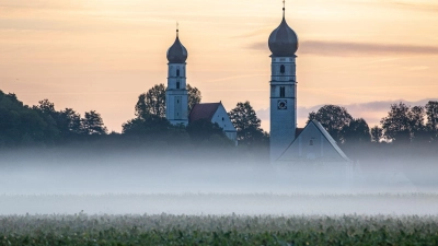 Die bayerische Staatsregierung hält eine Beendigung der staatlichen Zahlungen an die beiden großen Kirchengemeinschaften für falsch (Archivbild). (Foto: Armin Weigel/dpa)