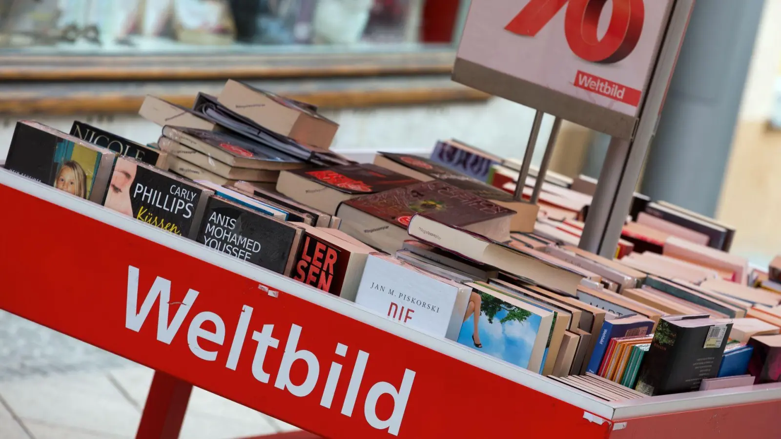 Nach dem Insolvenzantrag des Medienhändlers Weltbild haben weitere Unternehmen aus der übergeordneten Holding Insolvenz angemeldet (Archivbild). (Foto: Jens Büttner/dpa)