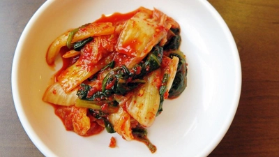 Kimchi, eine meist scharfwürzige fermentierte Gemüsebeilage, darf bei keinem Essen fehlen. (Foto: Dirk Godder/dpa-tmn)