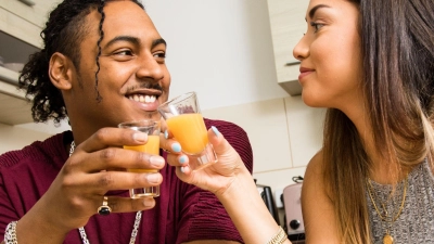 Prost! Viele Ingwershots schneiden im Test gut ab. (Foto: Christin Klose/dpa-tmn)